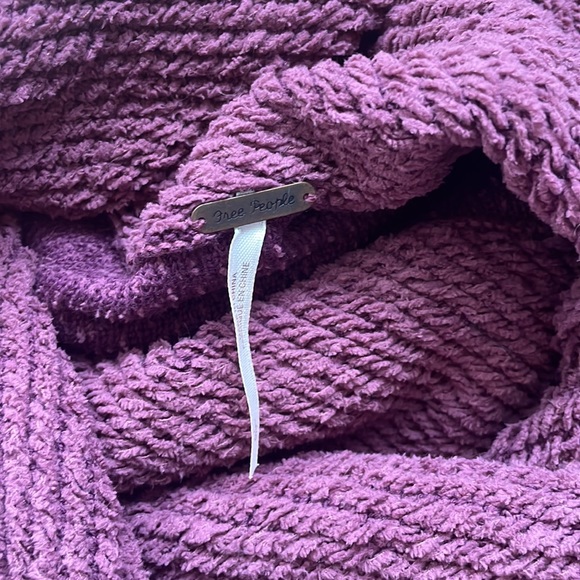 Free people turtle neck maroon sweater size L - Picture 2 of 4